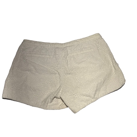 Lilly Pulitzer white eyelet shorts. Size 2. Super cute. Gold shiny button - Picture 12 of 14